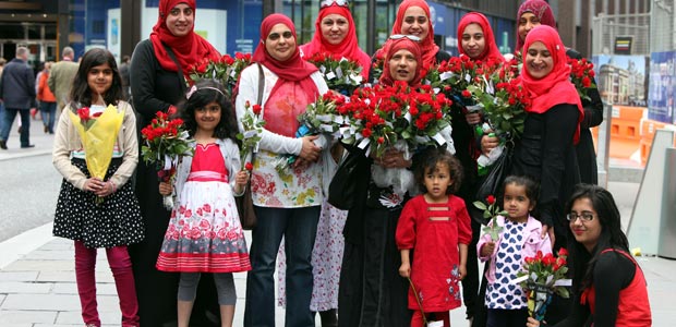 توزيع گل در ميان غيرمسلمانان به وسيله زنان مسلمان شهر نيوکاسل انگليس 