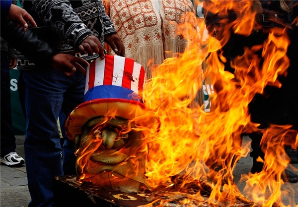 آتش زدن تابوت اوباما مقابل سفارت آمريکا در بوليوي