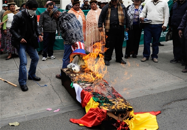 آتش زدن تابوت اوباما مقابل سفارت آمريکا در بوليوي