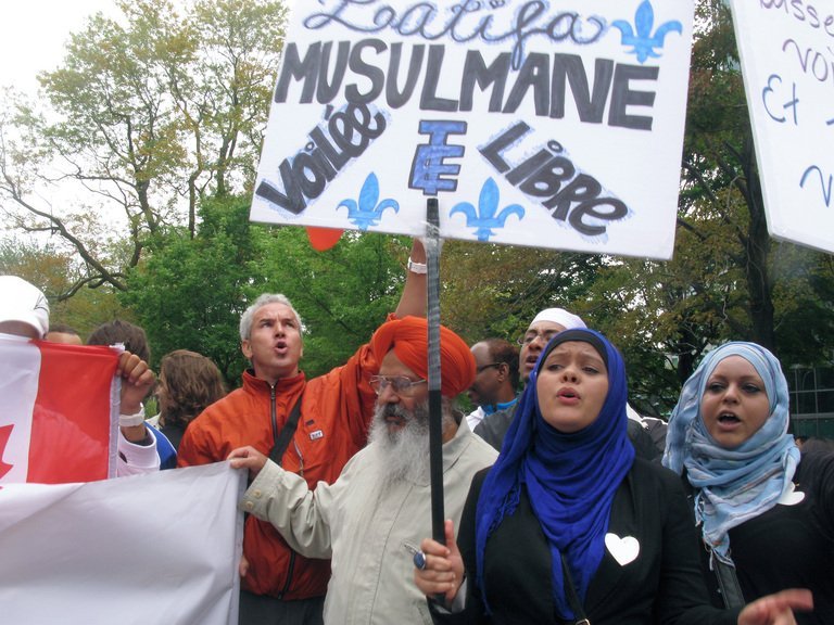 تظاهرات زنان کانادايي در مخالفت با منع حجاب 