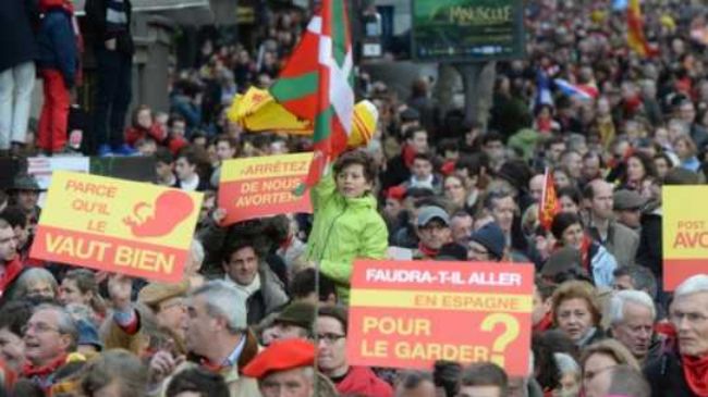 تظاهرات مردم فرانسه در اعتراض به آزادي سقط جنين