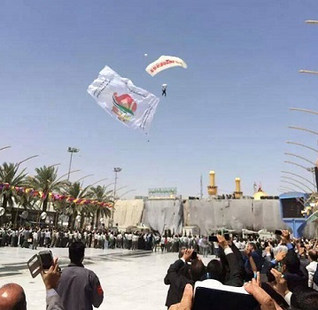 فرود چترباز با پرچم ياحسين(ع) در بين الحرمين