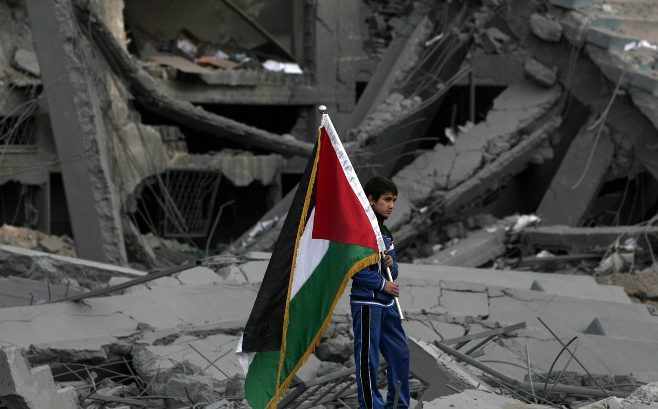 بدمائکم الطاهرة عادت البوصلة الى اتجاهها الصحیح..فلسطین