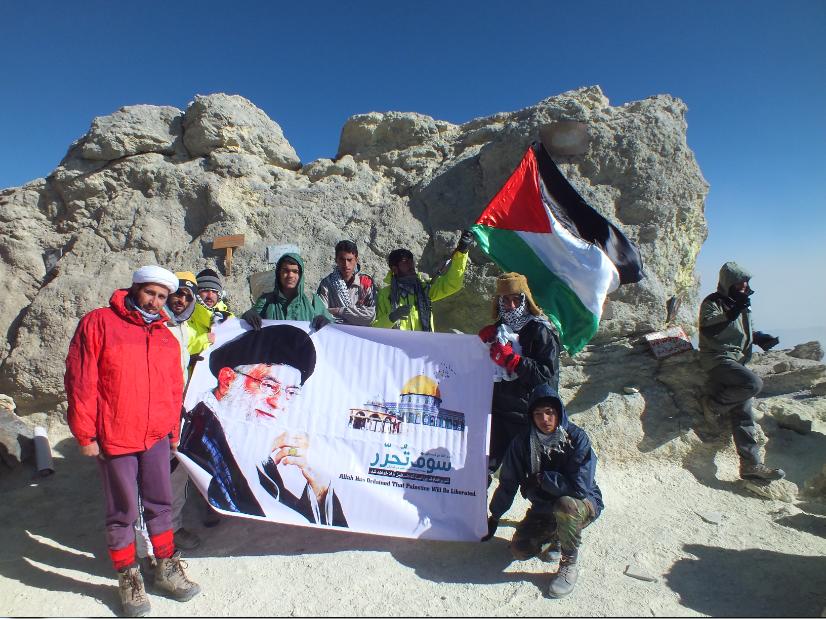 روحانی کوهنورد پرچم فلسطین را بر بام ایران به اهتزاز درآورد