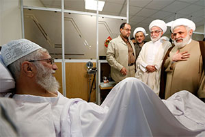 Scholars and political personalities visit Ayatollah Khamenei in hospital