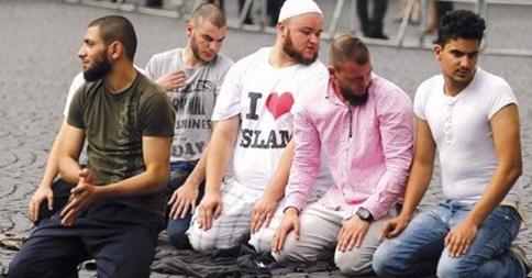 Muslims Praying