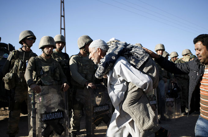 Syrian Kurds fleeing to Turkey