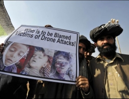 اعتراض مردم پاکستان به کشتار کودکان در اثر بمباران هواپيماهاي بدون سرنشين آمريکا