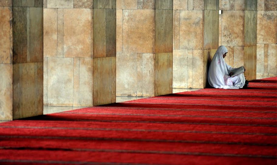 Muslim woman praying in a mosque