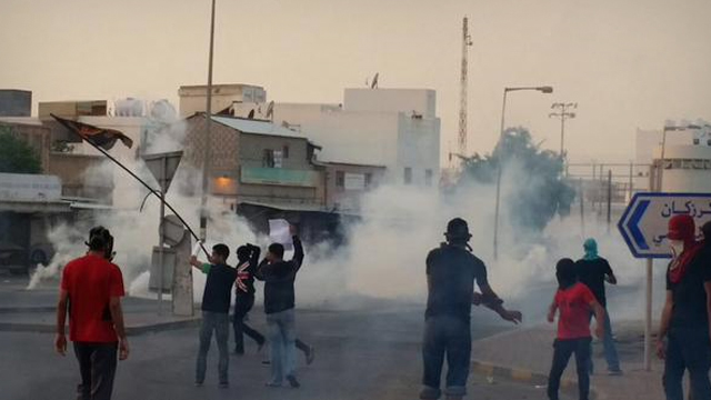 سرکوب عزاداران بحريني با گاز سمي 