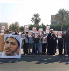 زنجيره انساني بحريني‌ها در اعتراض به تداوم بازداشت شيخ سلمان