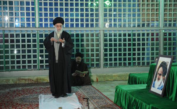 رهبر معظم انقلاب اسلامي کي مرقد امام خميني پر حاضري 