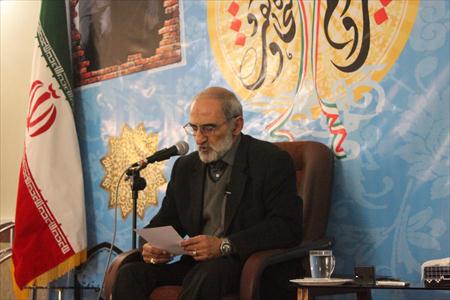 حسين شريعتمداري در حمع طلاب مدرسه قائم چيذر