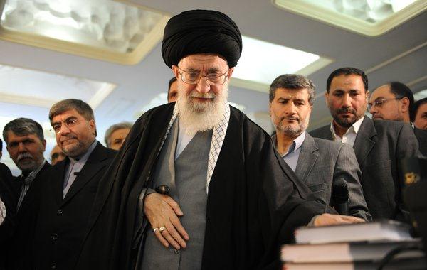  بازديد رهبر معظم انقلاب از بيست و هشتمين نمايشگاه بين المللي کتاب تهران
