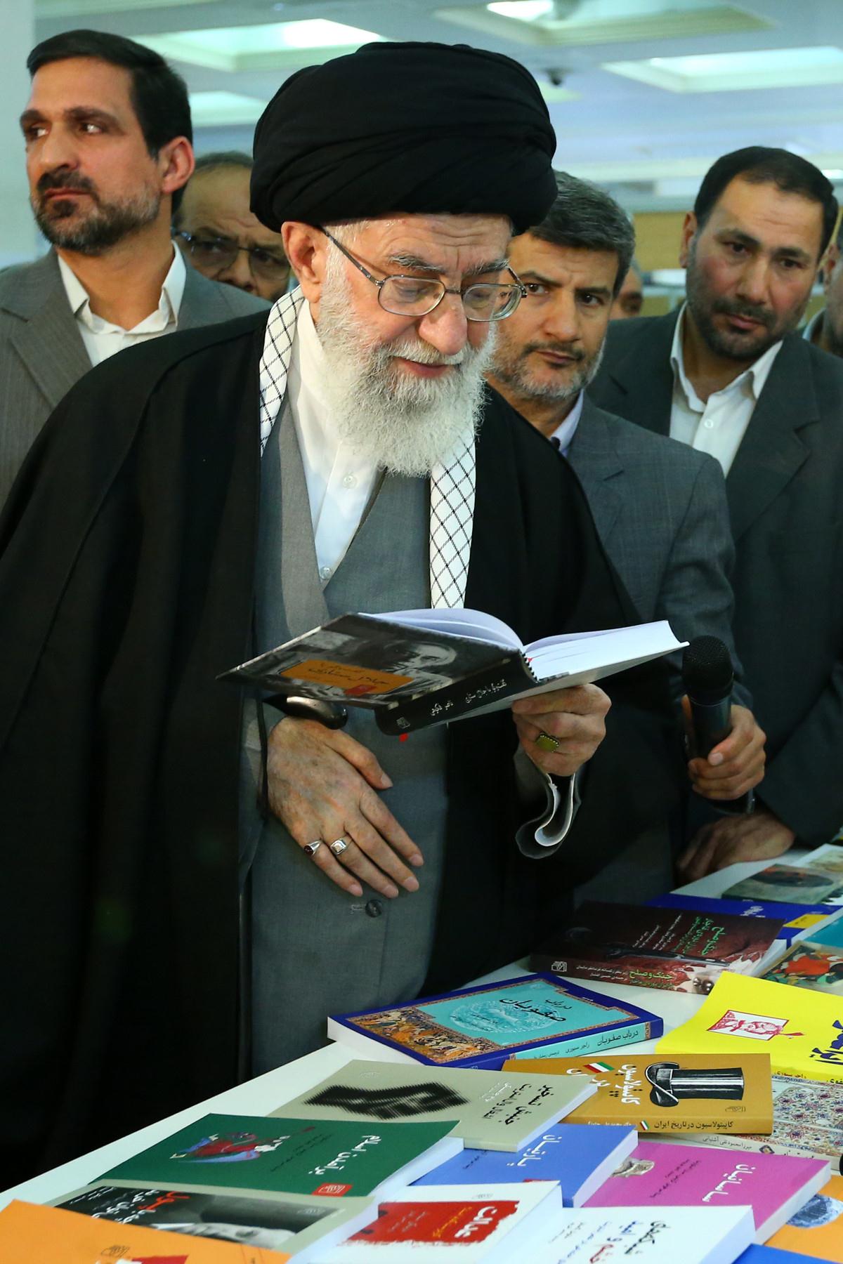 بازديد رهبر معظم انقلاب از بيست و هشتمين نمايشگاه بين المللي کتاب تهران