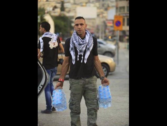 توزيع آب به مسلمانان روزه دار از سوي مسيحيان غزه