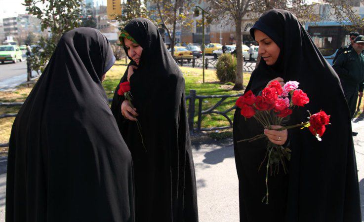 تقديم گل به بانوان بجنوردي همزمان با روز ملي عفاف و حجاب