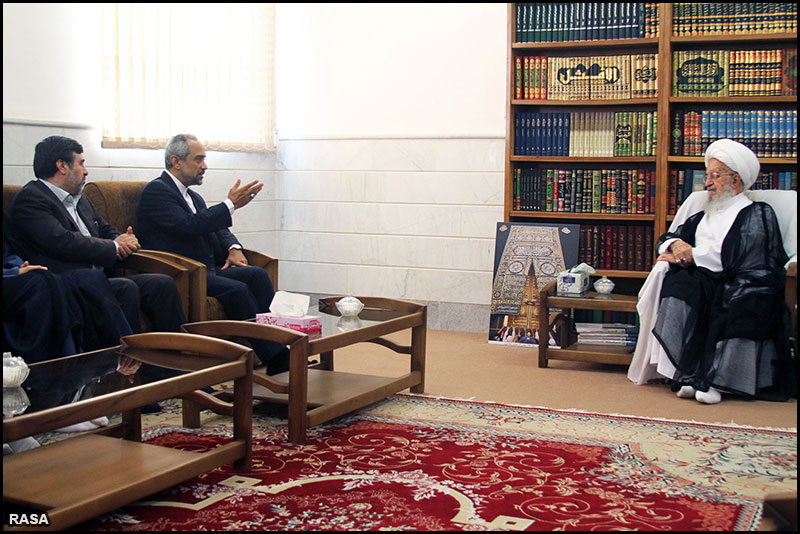 Ayatollah Makarem meets with Dr Nahavandian