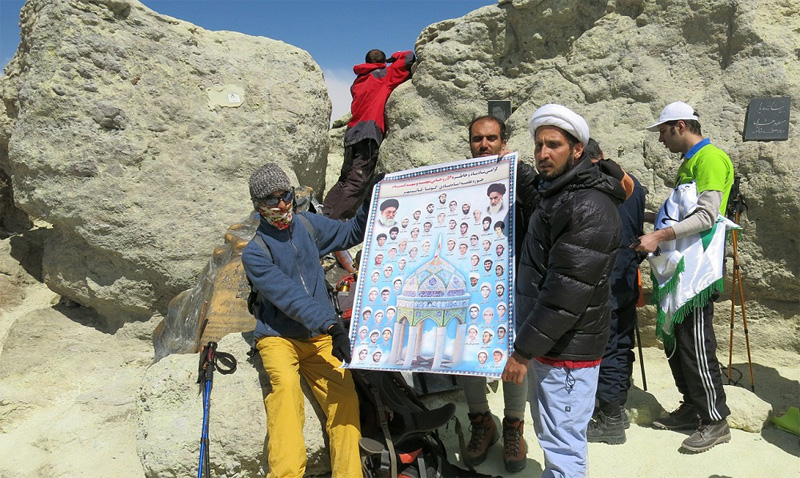  صعود گروه کوهنوردي طلاب حوزه علميه قم به قله دماوند