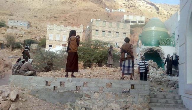 عناصر القاعده در حال تخريب مقبره‌هاي يمن