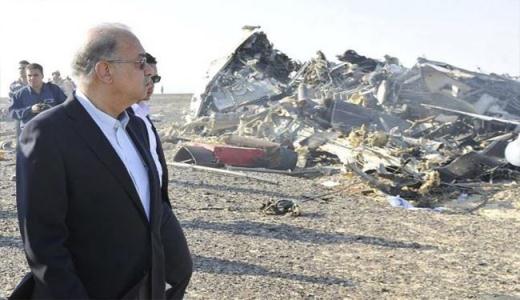 شريف اسماعيل نخست وزير مصر در کنار لاشه هواپيماي روسي