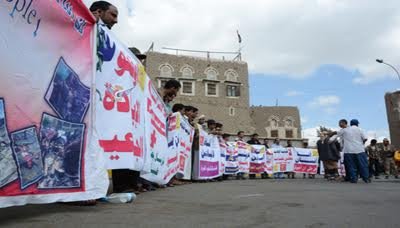 تجمع اعتراض آميز مردم يمن در مقابل سفارت روسيه در صنعاء