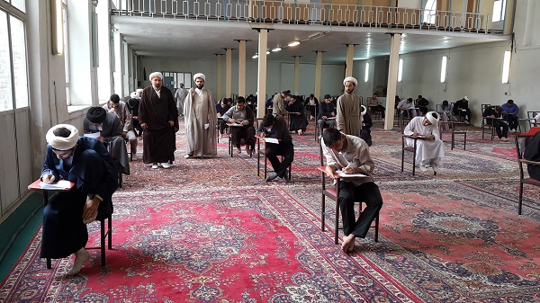 بازدید مدیرکل حوزه های علمیه آذربایجان غربی از برگزاری امتحانات طلاب