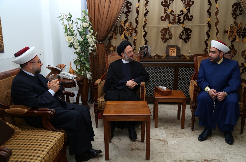 وشدد فضل الله خلال اللقاء على أن "لا سبيل أمام المسلمين إلا العمل الميداني لإعادة الاعتبار الى المسار الوحدوي، في ظل السعي المتواصل لتأجيج نيران الفتن المذهبية في المنطقة"، لافتا إلى أنه "بات للارهاب حاضنة، بفعل الصراعات الحادة إقليميا ودوليا، والأجواء المشحونة سياسيا ومذهبيا، واستبعاد قطاعات واسعة من الناس في الحكم، وتهميش الكثيرين وظلمهم في أكثر من بلد".