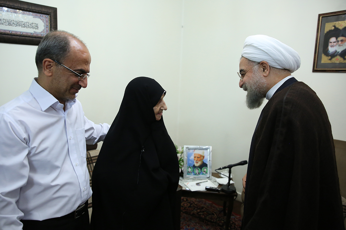 روحانی در دیدار خانواده شهیدان پایدارفرد