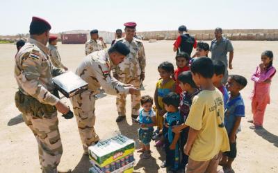 توزیع سبد غذایی در میان آوارگان عراقی