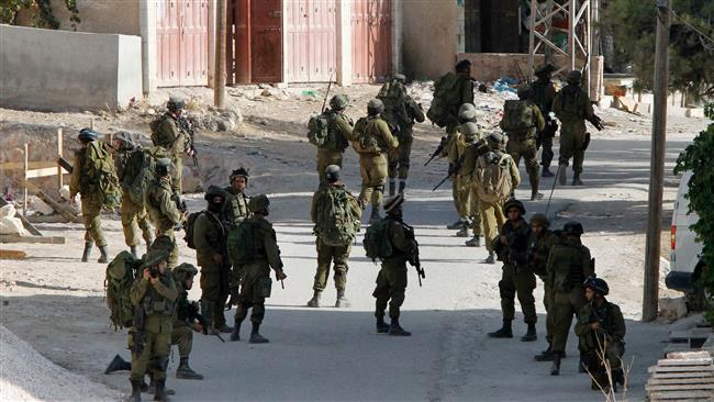 Israeli soldiers conducts searches in the Palestinian al-Fawwar refugee camp, south of the West Bank city of al-Khalil (Hebron)