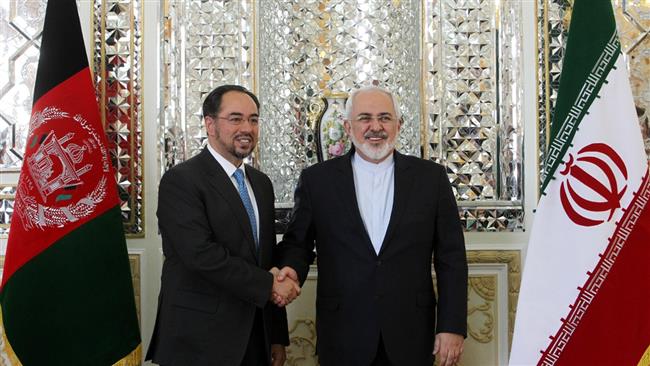 Iranian Foreign Minister Mohammad Javad Zarif (R) shakes hands with his Afghan counterpart Salahuddin Rabbani in Tehran on August 29, 2016. © IRNA