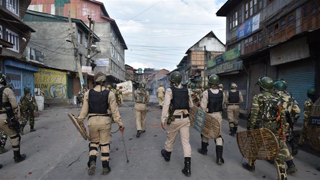 Indian forces chase Kashmiri protesters during clashes in Srinagar, August 29, 2016.