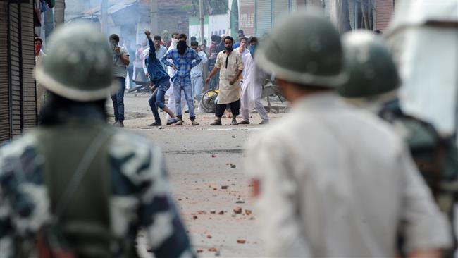 Protesters clash with Indian forces during the Muslim ritual of Eid al-Adha during a curfew in Srinagar, Kashmir, September 13, 2016. (AFP)