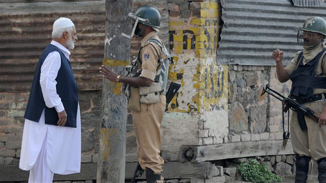 Indian government security personnel stop to check an elderly Kashmiri man during the Muslim festival of Eid al-Adha during a curfew in Srinagar, September 13, 2016. (Photo by AFP)
