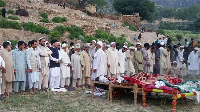 This September 17, 2016 photo shows Pakistani mourners gathering for the funeral prayers of victims of a bomb attack that took place a day earlier at a mosque in the Mohmand tribal district near the Pakistan-Afghanistan border. (AFP photo)