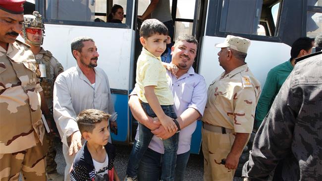 Iraqi families return to their homes in the city of Fallujah on September 17, 2016, after security forces took the city back from the Daesh Takfiri terrorist group. (Photo by AFP)
