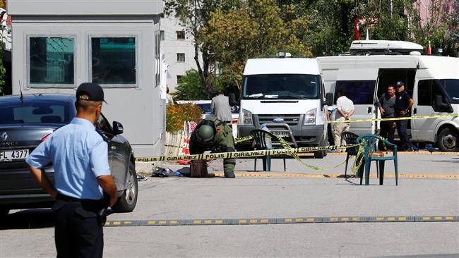 A bomb disposal expert examines a bag in front of the Israeli embassy in Ankara on September 21, 2016. (Photo by Reuters)