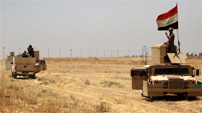 Iraqi soldiers hold a position on the frontline on the outskirts of Makhmur, situated about 280 kilometers (175 miles) north of the capital, Baghdad, on July 17, 2016, during a military operation to recapture the northern Nineveh Province from Takfiri Daesh militants. (Photo by AFP)
