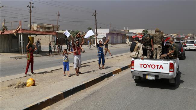 Residents welcome tribal fighters in the town of Shirqat, near the northern Iraq city of Mosul, on September 22, 2016. (Photo by Reuters)