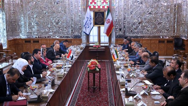 Iranian Parliament Speaker Ali Larijani (6th R) and his Syrian counterpart Hadiya Khalaf Abbas (5th L) preside over a meeting in Tehran on September 26, 2016. (Photo by IRNA)