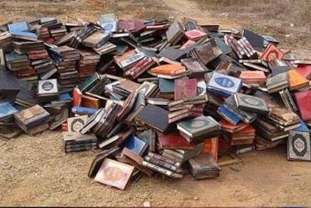 تصویرمنتشر شده از دور ریختن قرآن‌ها و سایر کتاب‌های دینی از سوی عوامل سفارت عربستان در مراکش
