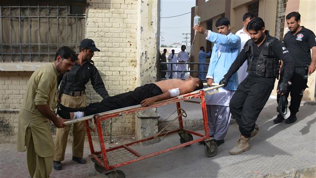 File photo shows Pakistani policemen carrying an injured colleague at a hospital following a bomb explosion in Quetta on September 13, 2016. (AFP photo)