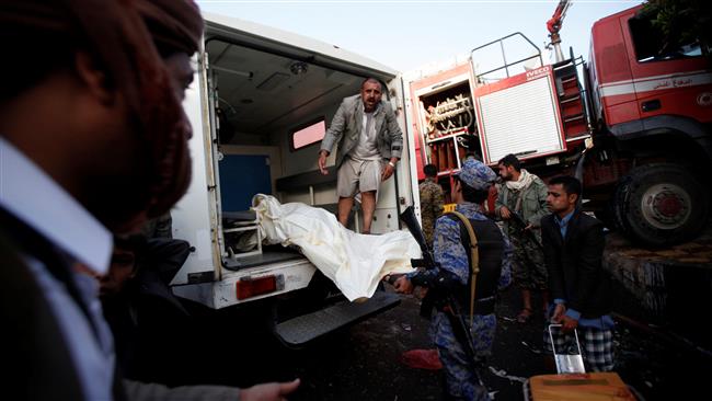 People carry the body of a man killed in a Saudi airstrike in Sana’a, Yemen, October 8, 2016. (Photo by Reuters)