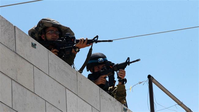 Israeli soldiers aim their weapons as the army conducts searches in a Palestinian refugee camp, south of the West Bank city of al-Khalil (Hebron), on August 16, 2016. (Photo by AFP)