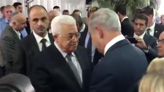 An image grab taken from a handout video released by Israel shows Palestinian President Mahmoud Abbas (C-L) shaking hands with Israeli Prime Minister Benjamin Netanyahu (C-R) during the funeral of former Israeli Premier Shimon Peres in Jerusalem al-Quds on September 30, 2016. (Via AFP)