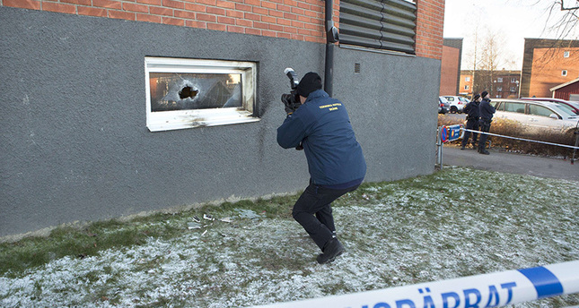 A police officer investigates a suspected arson attack after a fire in a mosque in the southern Swedish town of Eslov on December 29, 2014 (AFP Photo)