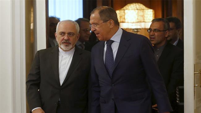 Russian FM Sergei Lavrov (R) and his Iranian counterpart Mohammad Javad Zarif enter a hall during their meeting in Moscow, Aug. 17, 2015. (Photo by Reuters)