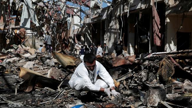 A forensic expert inspects a destroyed funeral hall two days after a deadly Saudi airstrike targeted it in Sana’a, Oct. 10, 2016. (Photo by AP)