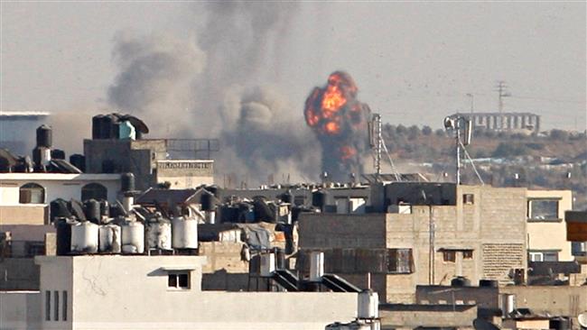 Smoke and flames are seen following what witnesses said was an Israeli airstrike east of Gaza City, October 5, 2016. (Photo by Reuters)